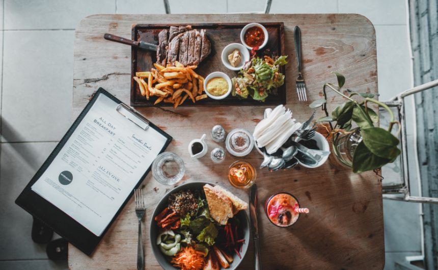 İngiltere’de restaurant ve cafeler için yeni karar : “Yemeklerin kalorilerini menülerinde yazmaları gerekiyor!”